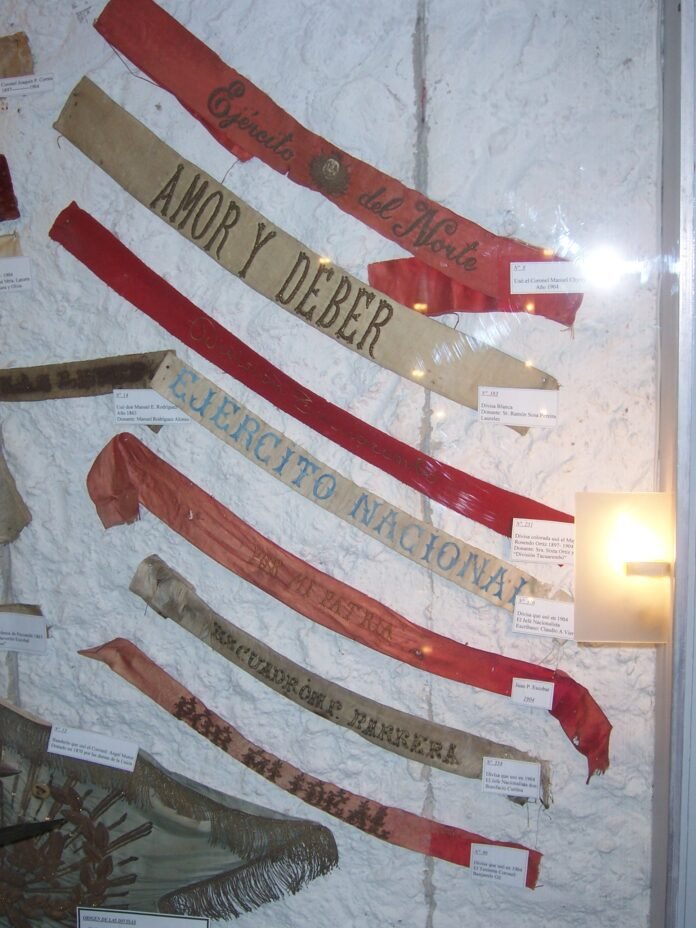 Divisas históricas blancas y coloradas de los partidos Nacional y Colorado de Uruguay