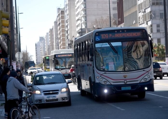 Ómnibus circulando por la avenida 18 de Julio en Montevideo