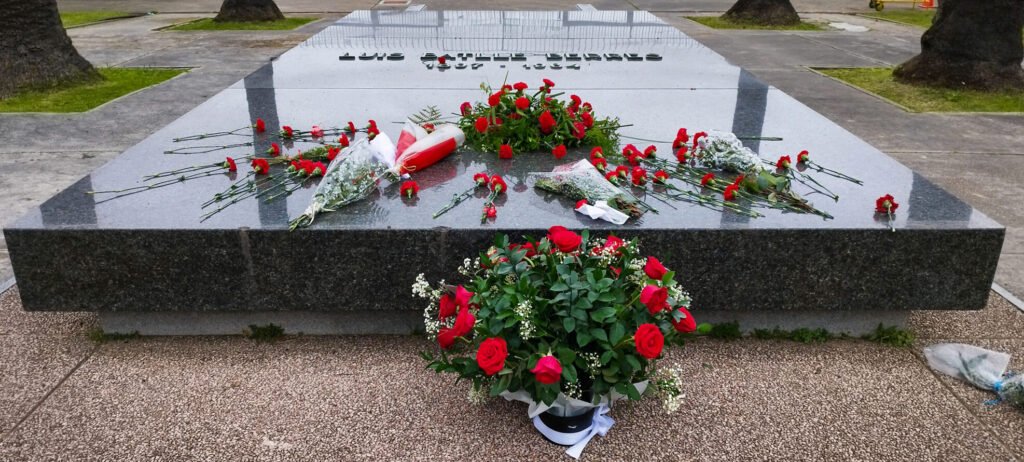 Claveles y rosas rojas sobre el panteón de la familia Batlle en el Cementerio Central de Montevideo, en el homenaje a Jorge Batlle a 10 años de su muerte