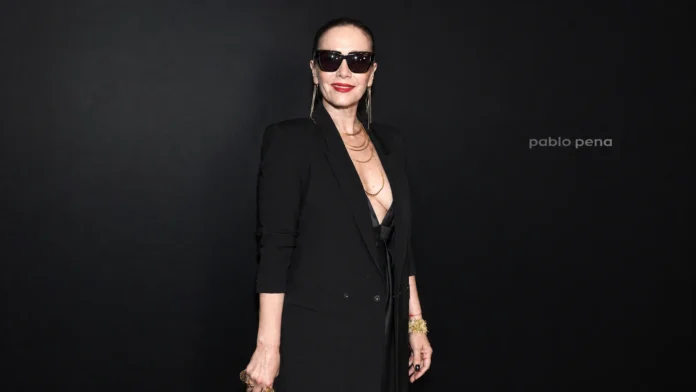 Natalia Oreiro con blazer negro y lentes de sol en el Renato Papiccio Runway del Sofitel Carrasco, Montevideo